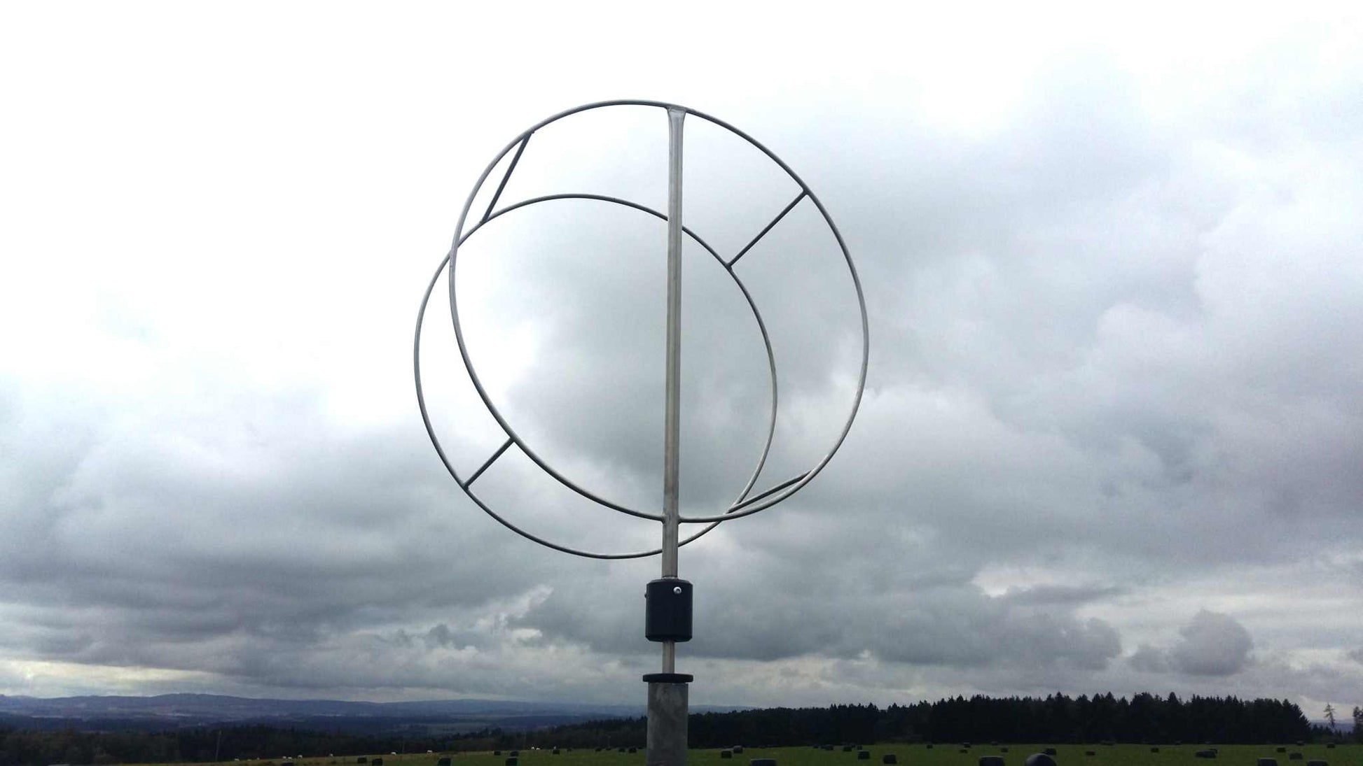 Korb für Windsack aus Edelstahl auf Mastrohr, 50 cm Durchmesser, konform mit FAA/ICAO Normen.