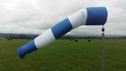 Windsackhülle rot-weiß für Korbdurchmesser 30 cm, wetterfest, 150 cm lang, zur Messung von Windstärke und -richtung.