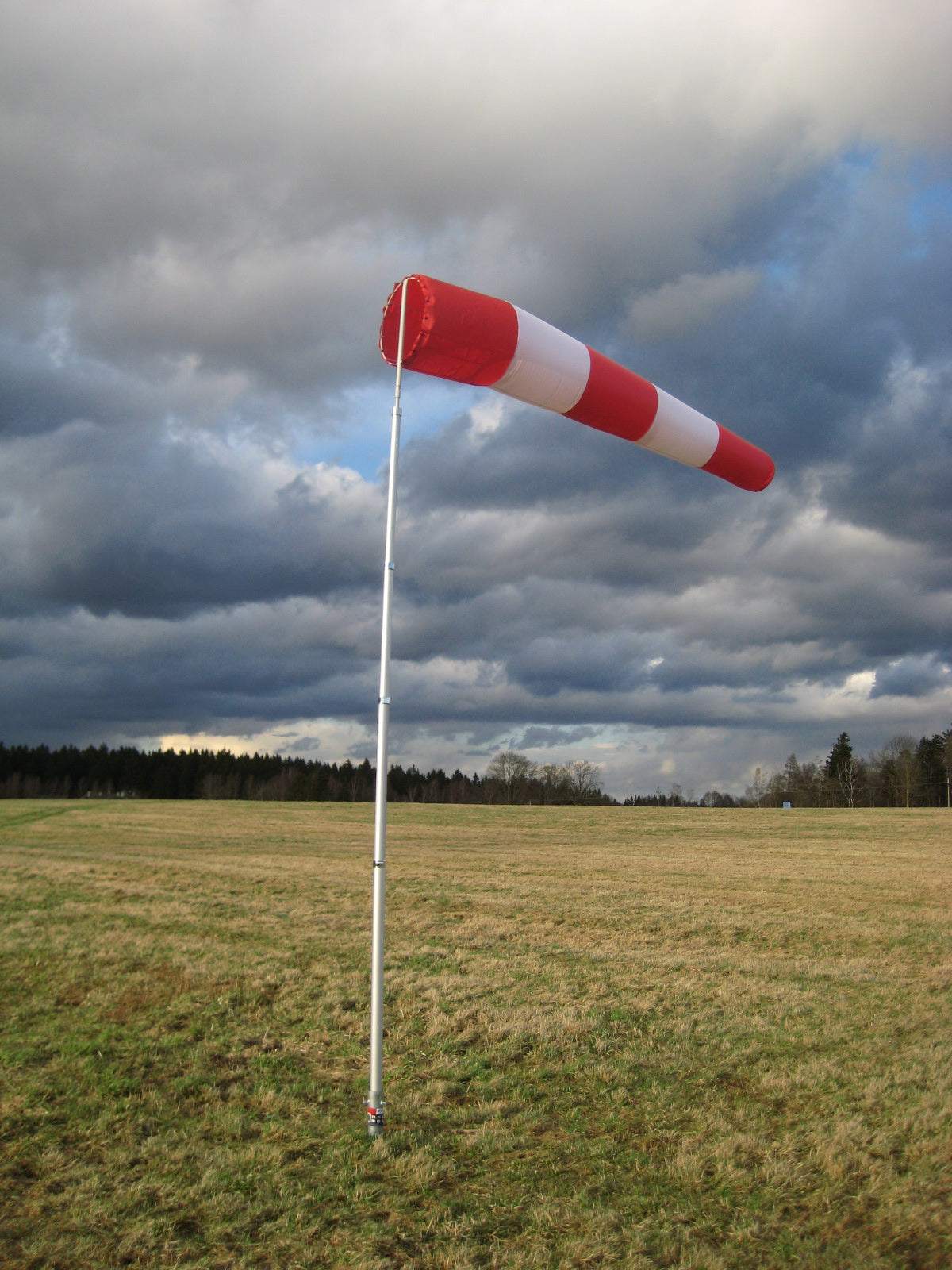 Windsackhülle für Korbdurchmesser 30 cm, rot-weiß, 150 cm lang, im Freien montiert.