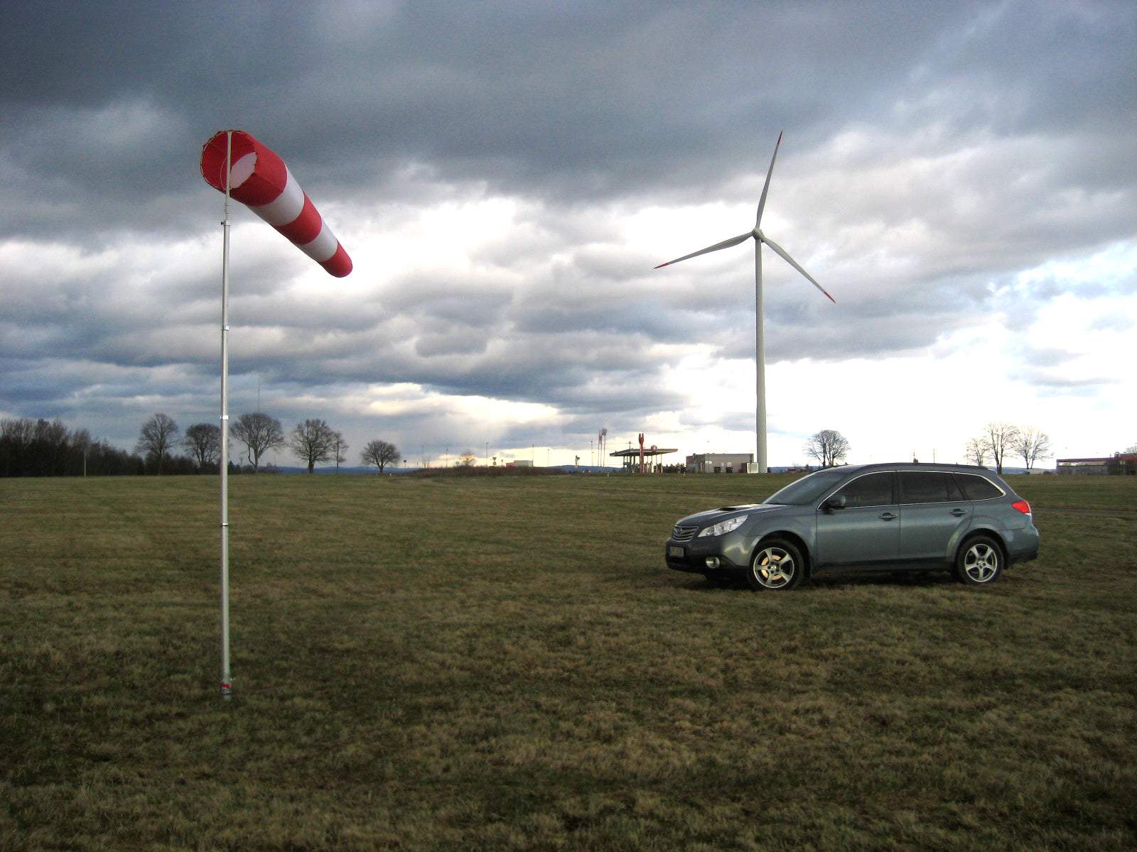 Windsackhülle auf freiem Feld montiert, Windrichtung anzeige, passend für Korbdurchmesser 50 cm.