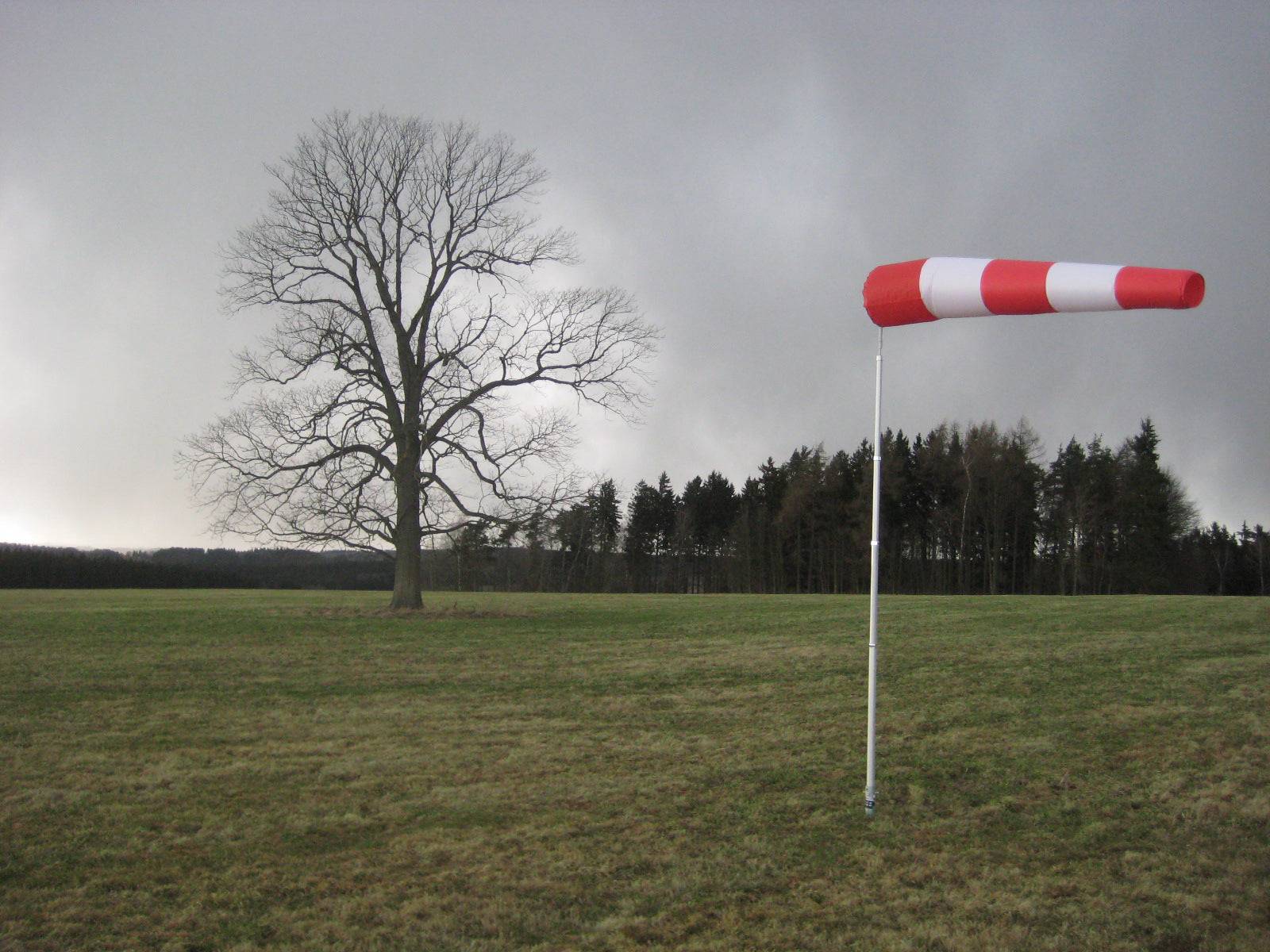 Windsackhülle im Freien auf einem Feld, geeignet für Korbdurchmesser 50 cm und Länge 180 cm.