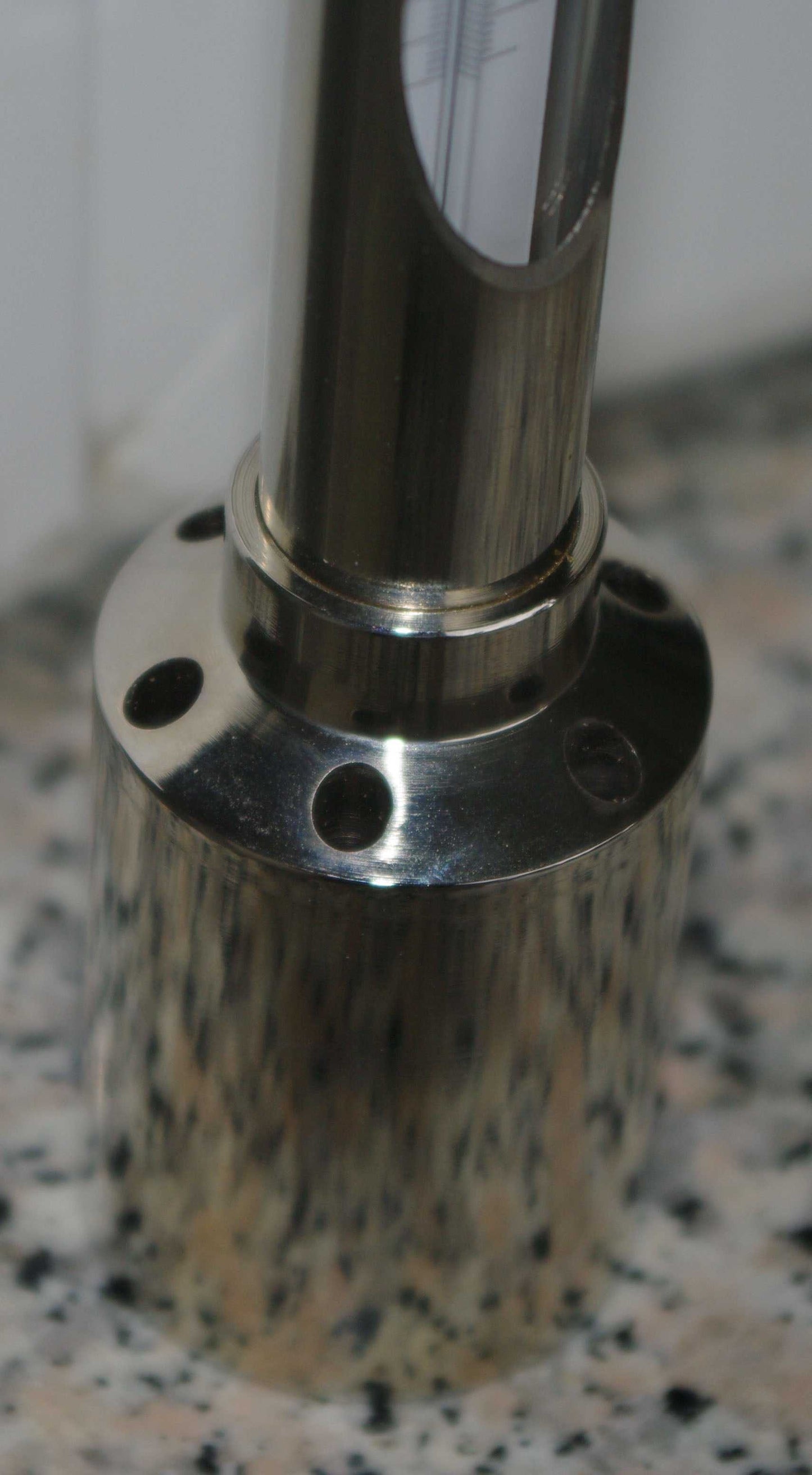 Metallgehäuse des Wasser-Schöpfthermometers zur Messung von Wassertemperaturen in Oberflächengewässern.