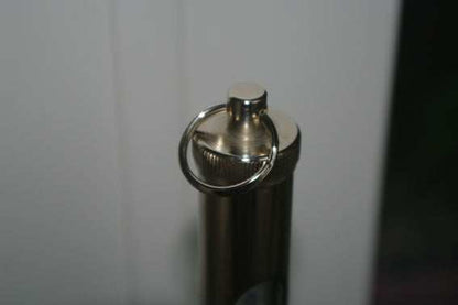 Wasser-Schöpfthermometer mit Metallgehäuse und Ring.