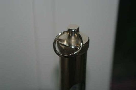 Wasser-Schöpfthermometer mit Metallgehäuse und Ring.