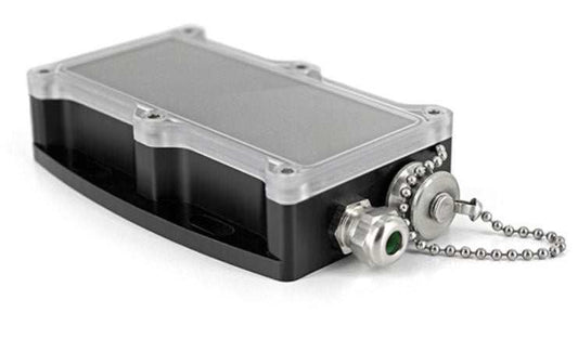 Witterungschutzgehäuse aus schwarzem eloxiertem Aluminium mit wasserdichtem Kommunikationszugangsstecker und klarem Deckel.